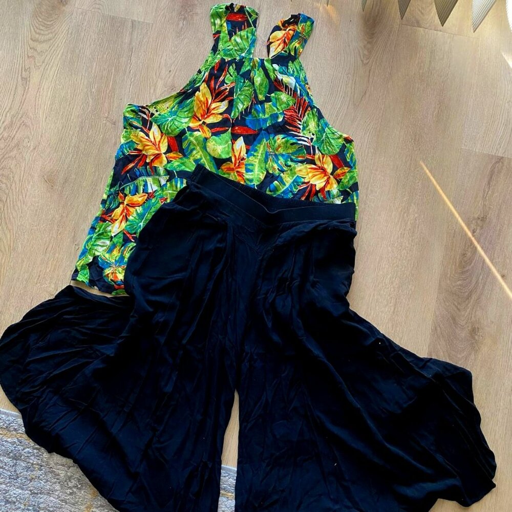 Floral Tank Top & Black Pants Bundle Women’s XL - Stylish & Versatile